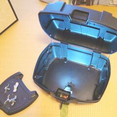 美品！オートバイ　バイク　大型リアボックス　テールボックス　47L　です。　カブ　スクーターなど。の画像