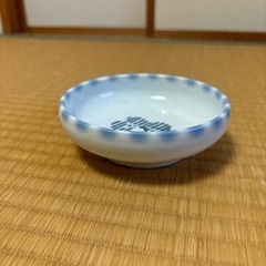 青いストライプの縁取りが特徴の小皿