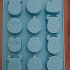 シリコーン チョコレートモールドとプチケーキ型 モンスターズインクとドーナツの画像