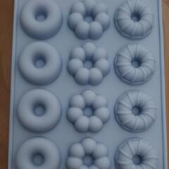 シリコーン チョコレートモールドとプチケーキ型 モンスターズインクとドーナツの画像