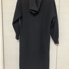 ユニクロ フード付きワンピース スウェット Mサイズ の画像