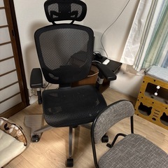回転椅子低めとパソコン椅子の画像