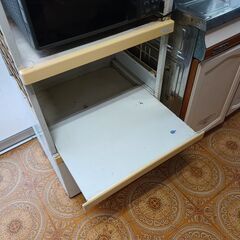 【無料】白いレンジラック◆通電確認済み◆炊飯器も置けるスライド引き出し付き！の画像
