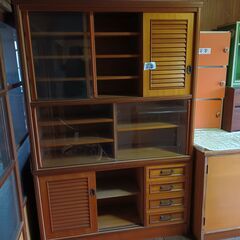 【無料】大型の食器棚◆しっかりした作り◆扉の細工がおしゃれ！