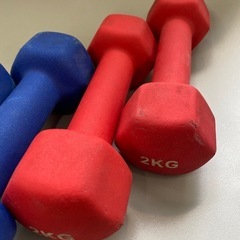値下げしまーす！ダンベル　２ｋｇ　ブルー２個　レッド２個のセットの画像