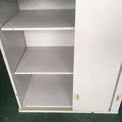 K 上段 引違キャビネット ３枚扉（F5455Y Z13） カギ付き オカムラ/okamura【中古】の画像