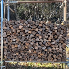 ナラ乾燥薪40cm中割り軽トラック一杯分(焚き付けサービス付き)の画像