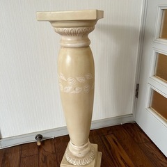 陶器の花台の画像