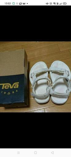 teva 白スポーツサンダル