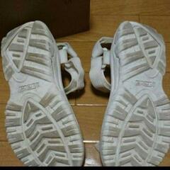 teva 白スポーツサンダルの画像