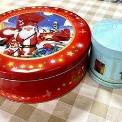 Mary'sメリーのクリスマス缶とGODIVAのオルゴール缶