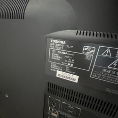 アコースティックギター、エレキギター、液晶テレビの画像