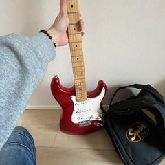 アコースティックギター、エレキギター、液晶テレビの画像