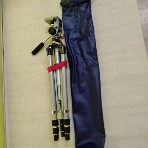 中古アルミ製三脚（大きいカメラ用)