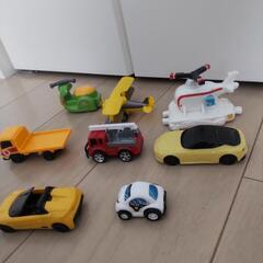 車🚗2台　パトカー🚓１台　消防車🚒１台　トラック🚚１台　バイク🛵１台　飛行機✈️１機　ヘリコプター🚁１機の画像