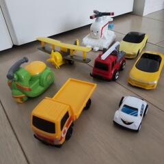 車🚗2台　パトカー🚓１台　消防車🚒１台　トラック🚚１台　バイク🛵１台　飛行機✈️１機　ヘリコプター🚁１機の画像
