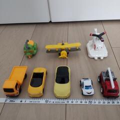 車🚗2台　パトカー🚓１台　消防車🚒１台　トラック🚚１台　バイク🛵１台　飛行機✈️１機　ヘリコプター🚁１機の画像