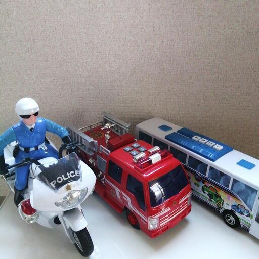 白バイ　消防車　バス