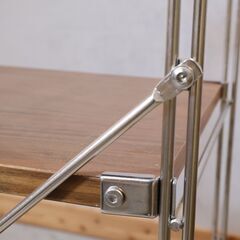 無印良品(MUJI)の人気のウォールナット材×ステンレス 4段ユニットシェルフです。シンプルなデザインのオープンラックは飾り棚や本棚としても♪インダストリアルモダンなインテリアにも！の画像
