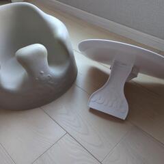 バンボ  Bumbo テーブル付き

の画像