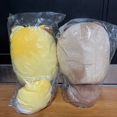 タヌキとキツネぬいぐるみの画像