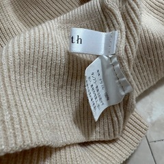 ベージュニットトップスの画像