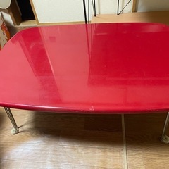 赤いテーブル