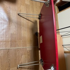 赤いテーブルの画像