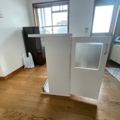 カウンター付き食器棚の画像