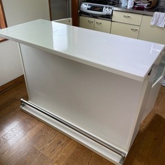 カウンター付き食器棚の画像