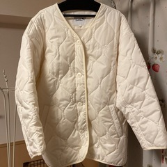 シンプルで可愛いブルゾン　ジャンパー　