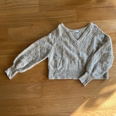 ベージュ Vネック ニット セーターの画像