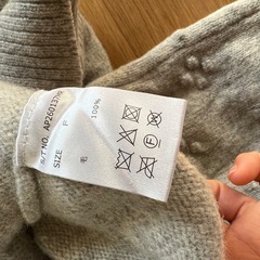 ベージュ Vネック ニット セーターの画像