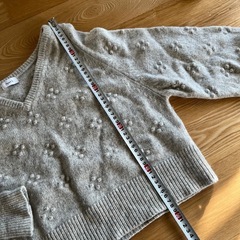 ベージュ Vネック ニット セーターの画像