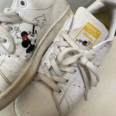adidas ディズニーコラボスニーカー　22.0㌢の画像