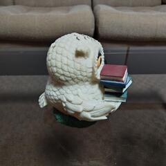 [縁起物]書物を持ったフクロウの貯金箱の画像