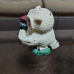 [縁起物]書物を持ったフクロウの貯金箱の画像
