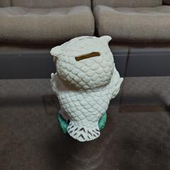 [縁起物]書物を持ったフクロウの貯金箱の画像