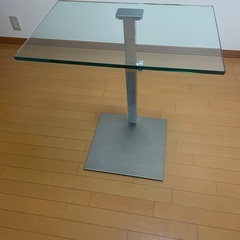 イタリアブランド製 可変式ガラスサイドテーブル(日本未入荷)