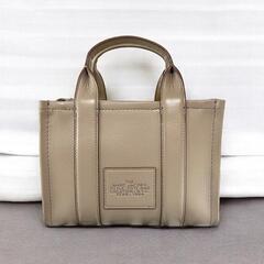 MARC JACOBS マークジェイコブス レザー ミニ トートバッグの画像