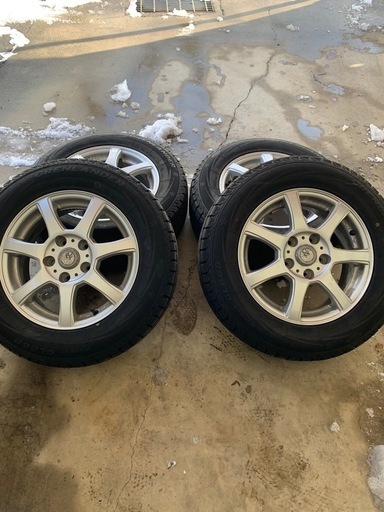 スタッドレスタイヤ205/65r15ほぼ新品