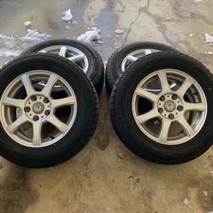 スタッドレスタイヤ205/65r15ほぼ新品