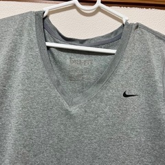 Nike グレー Vネック 半袖シャツの画像