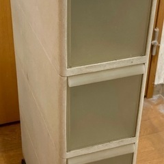 プラスチック製収納ボックス 4段／キャスター付き／ホワイト・透明...