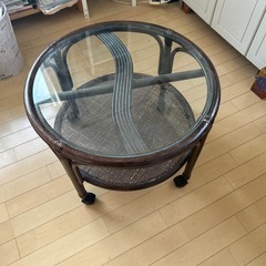 籐のガラステーブルの画像