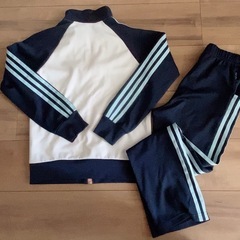 運動会や少年団などにadidasジャージ上下の画像