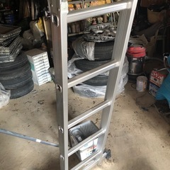 高さの高い足場脚立です。