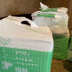 大人用紙おむつ　新品3袋、数枚使用済み5袋、パンツタイプ6枚のセットとなります。の画像