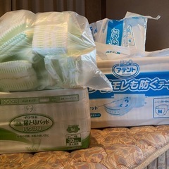 大人用紙おむつ　新品3袋、数枚使用済み5袋、パンツタイプ6枚のセットとなります。の画像