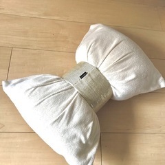 【Francfranc】 リボン型クッションの画像